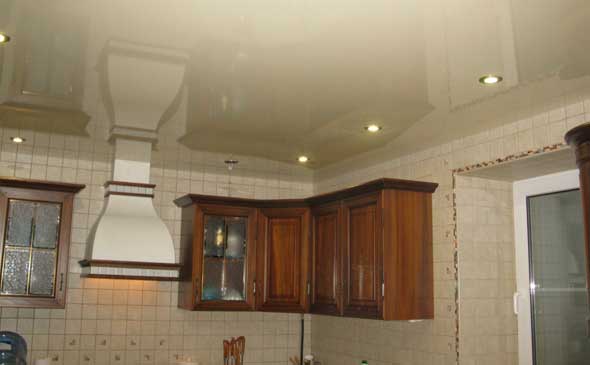 Белый натяжной потолок на кухню 6 м
