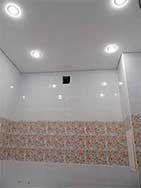 Белый сатиновый потолок в ванной