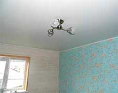 Сатиновый потолок в спальне